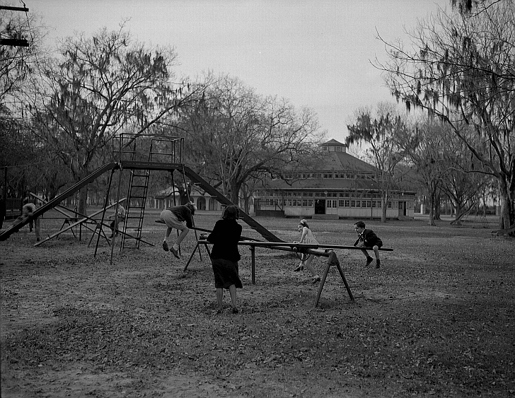 CityPark/1940PlaygroundCarousel112.gif