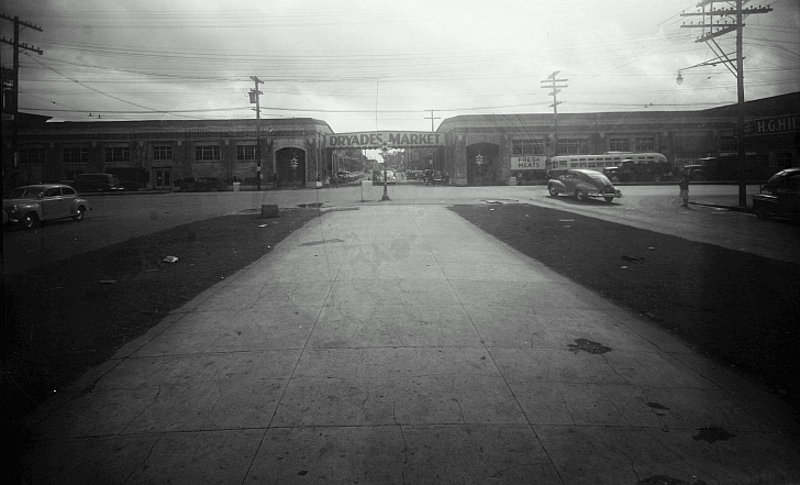 MakinGroceries/DryadesMarketCirca1940sCloseUp.gif