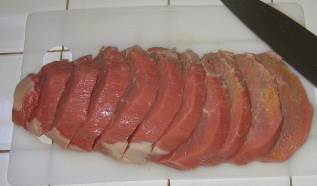 MakingGrillades/SliceRoast3quarterinch.jpg