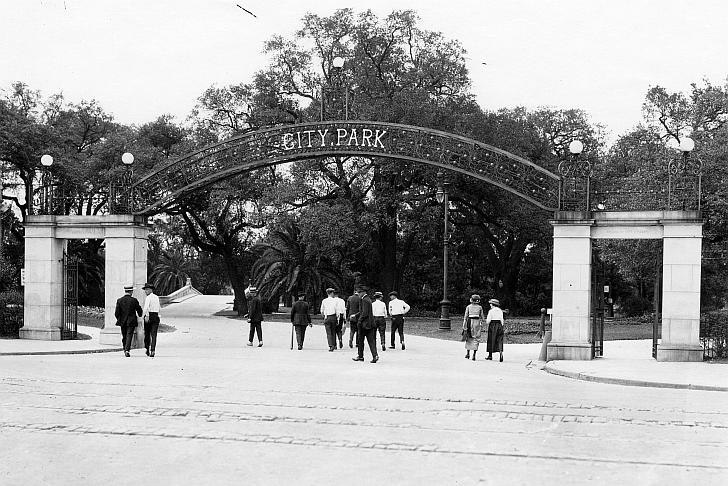 SignsOfNewOrleans/PizzatiGateFranckLSU.jpg